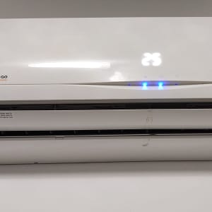 מזגן קיר לבן עם תאורה כחולה