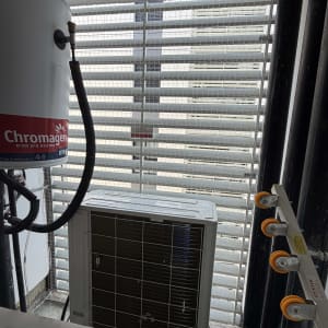 התקנת רשת נגד יונים במסתור כביסה לצד דוד ומזגן