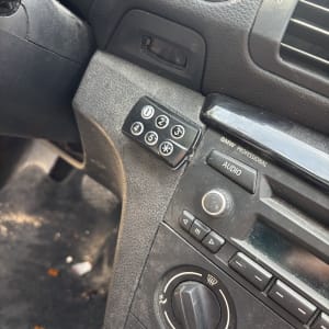 לוח מחוונים של רכב עם כפתורים ומתגים