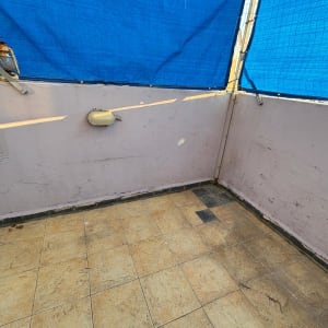 מרפסת עם רצפה מרוצפת וקירות עם כיסוי בד כחול