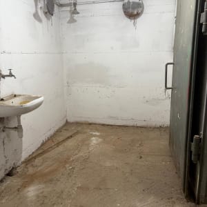 חדר ריק עם כיור וברז, קירות לבנים