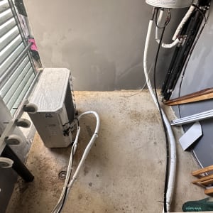 מרפסת עם רצפה מלוכלכת, צינורות ומזגן חיצוני