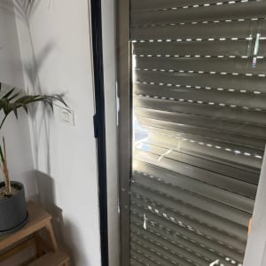 תריסים סגורים עם אור שמש חודר