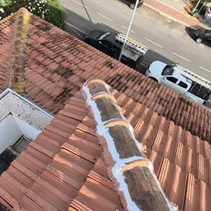 תיקון גג רעפים עם חומרי איטום