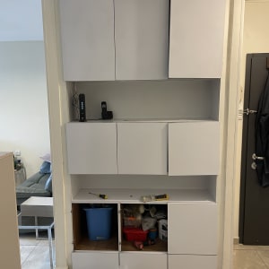 ארון קיר עם כלים וחפצים שונים