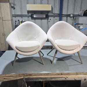 שני כיסאות מרופדים על שולחן עבודה בסדנה