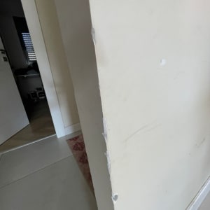 קיר עם סימני תיקון וצבע