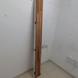 לוח עץ עומד על קיר בחדר ריק