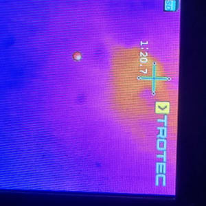 תצוגת מצלמה תרמית עם נתוני טמפרטורה ולחות