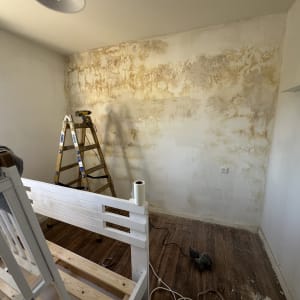 חדר בשיפוץ עם סולם וכלי עבודה