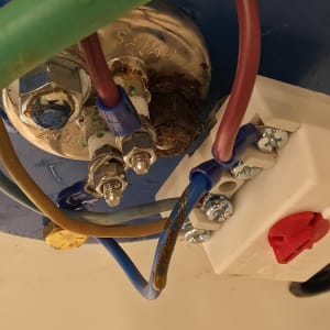 חיבורים חשמליים על דוד שמש