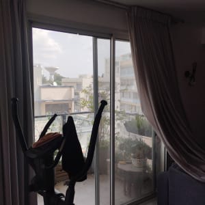 חלונות זכוכית עם תריסים סגורים למחצה