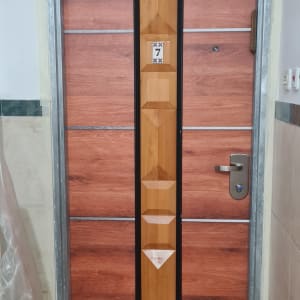 דלת מצופה בעיצוב עץ עם ידית מתכת