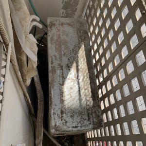 יחידת מיזוג אוויר ישנה ומלוכלכת במרפסת