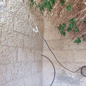 חיווט ותשתית כבלים על קיר אבן חיצוני