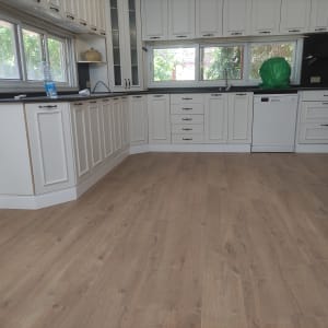 רצפת פרקט עץ בהירה במטבח מודרני