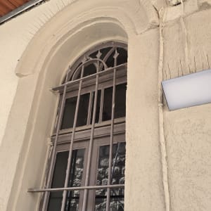 דוקרנים על קשת חלון למניעת יונים