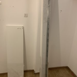 לוחות עץ לבנים עטופים בניילון על רצפת עץ