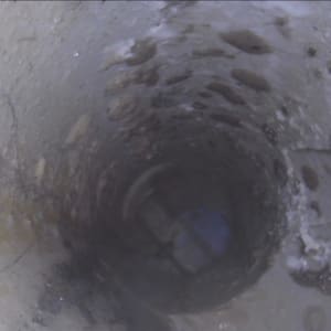 צילום פנים צינור עם סימני נזילה
