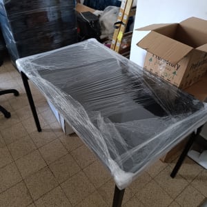 שולחן עטוף בניילון נצמד ליד קופסאות קרטון