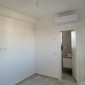 מזגן מותקן על קיר בחדר ריק