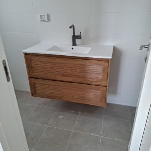 ארון אמבטיה עם כיור וברז מותקן על קיר