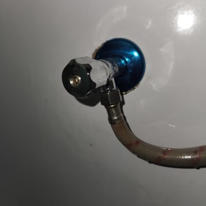 ברז מים עם צינור מחובר לקיר