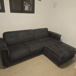 ספת בד פינתית בצבע אפור כהה לאחר ניקוי