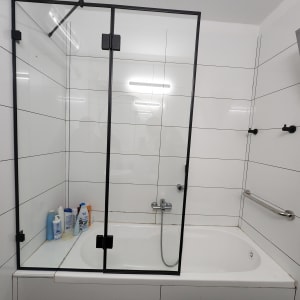 דלתות זכוכית במקלחת עם מסגרת שחורה