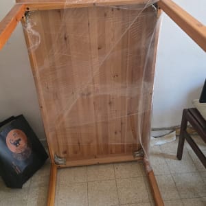 שולחן עץ עטוף בניילון בחדר ריק