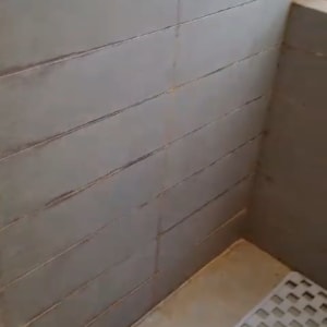 קיר אריחים עם רובה, רצפת מקלחת עם ניקוז