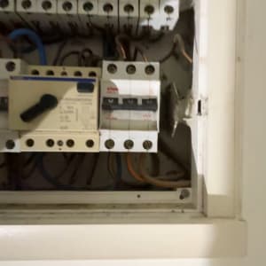 לוח חשמל עם מפסקים וחוטים