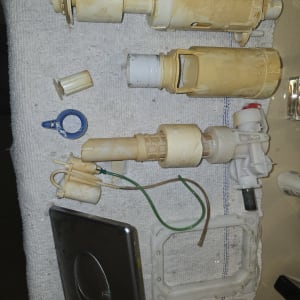 חלקי אינסטלציה מונחים על מגבת