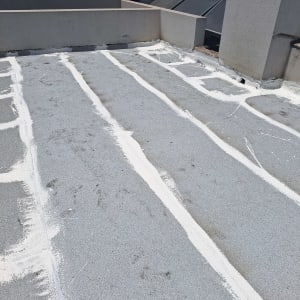 גג עם קווים לבנים של חומר איטום