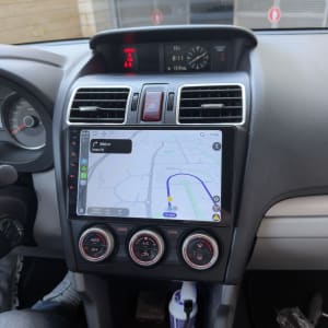 מערכת ניווט ברכב עם מסך מגע