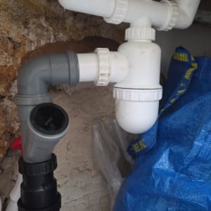 צנרת מתחת לכיור עם חיבורים שונים