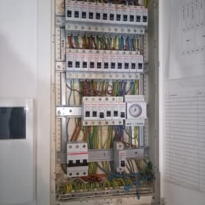 לוח חשמל עם חוטים ומפסקים