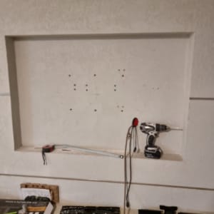 כלי עבודה ומדף עם מקדחה ומדידה