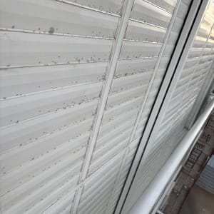 קיר חיצוני מלוכלך עם כתמים