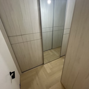 חדר עם ארון מראות ורצפת עץ