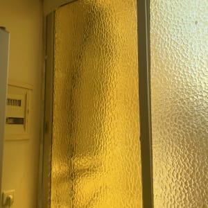 חלון זכוכית מחוספסת עם מסגרת מתכת