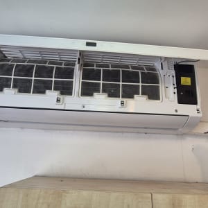 מזגן מותקן על קיר עם מקדחה בצד