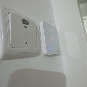 מתג חשמלי ולוח בקרה על קיר לבן