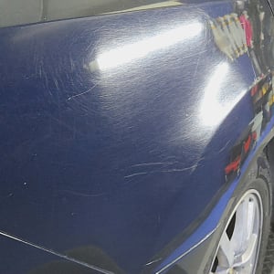 פגוש רכב עם שריטות ולכלוך קל