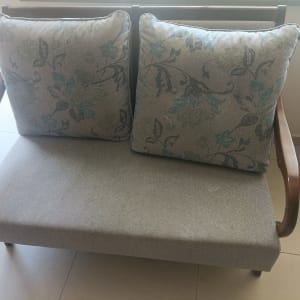 ספה עם כריות מעוצבות בפרחים