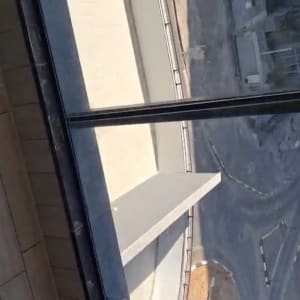 נוף עירוני מבעד לחלון זכוכית