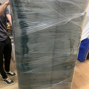 ארון עטוף בניילון נצמד להובלה