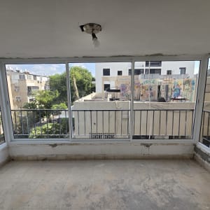 חדר עם חלונות גדולים ונוף עירוני