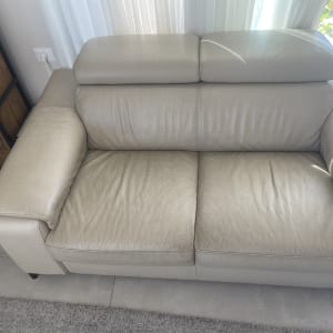 ספה עור בהירה עם כריות מושב ומשענת