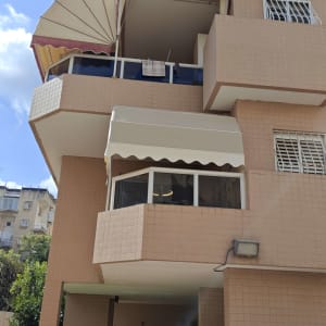 מרפסת עם סוככים בבניין מגורים